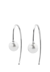 Orecchini a cerchio in argento con una perla bianca liscia alla base, progettati con una forma curva allungata e una finitura lucida.