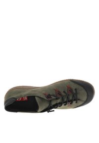 Scarpa in suede verde con punte in gomma nera, suola marrone e lacci rossi. Presenta occhielli per i lacci e un design arrotondato.