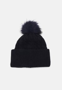 Berretto lavorato a maglia blu navy con bordo a costine e un pompon in pelliccia sulla parte superiore, caratterizzato da un motivo testurizzato e un materiale morbido e caldo.