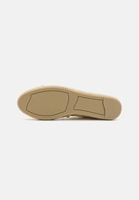 Beiger Schuhsohle mit strukturiertem Gummiflex, ausgestattet mit einem gemusterten Design und der Größenmarkierung '37' an der Seite. Flache und abgerundete Form.