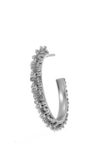 Hõbekõrvarõngas, millel on tekstureeritud kujundus omavahel põimunud aasadega, sile siseosa ja turvaline kinnitusega postitus.