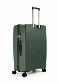 Grüner Hartschalenkoffer mit strukturiertem Oberflächenmaterial, schwarzen Reißverschlüssen, einem integrierten Zahlenschloss und einem ausziehbaren Metallgriff auf vier Rädern.