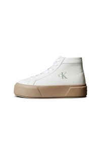 Zapatilla deportiva blanca de caña alta hecha de material liso con suela de goma beige y un sutil logo verde en el lateral. Cuenta con cordones blancos.