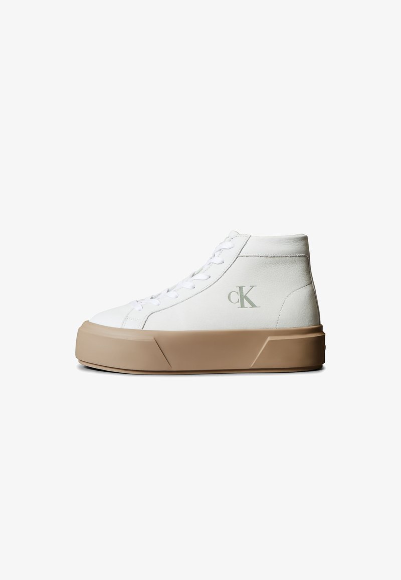 Zapatilla deportiva blanca de caña alta hecha de material liso con suela de goma beige y un sutil logo verde en el lateral. Cuenta con cordones blancos.