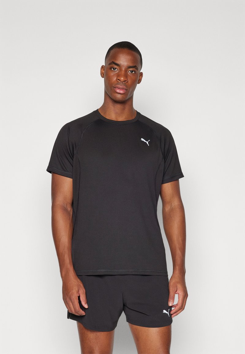 Schwarzes Sport-T-Shirt mit kurzen Ärmeln, mit einem weißen Puma-Logo auf der linken Brust. Hergestellt aus glattem, leichtem Stoff.