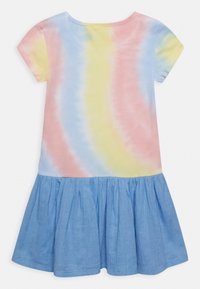 Sukienka z krótkimi rękawami z górną częścią w kolorze tie-dye w pastelowych odcieniach oraz niebieską dżinsową spódnicą z marszczonymi fałdami, tworząca kontrastowy design.