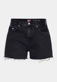 Svarta denimshorts med fransade fållar, framknapp och dragkedja, bältesloopar samt liten Tommy Hilfiger-logga på fickan och insidan av midjebandet.