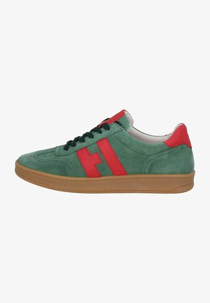 Zapatilla de ante verde con acentos rojos y cordones negros. Presenta un diseño clásico de corte bajo y una suela de goma marrón claro.