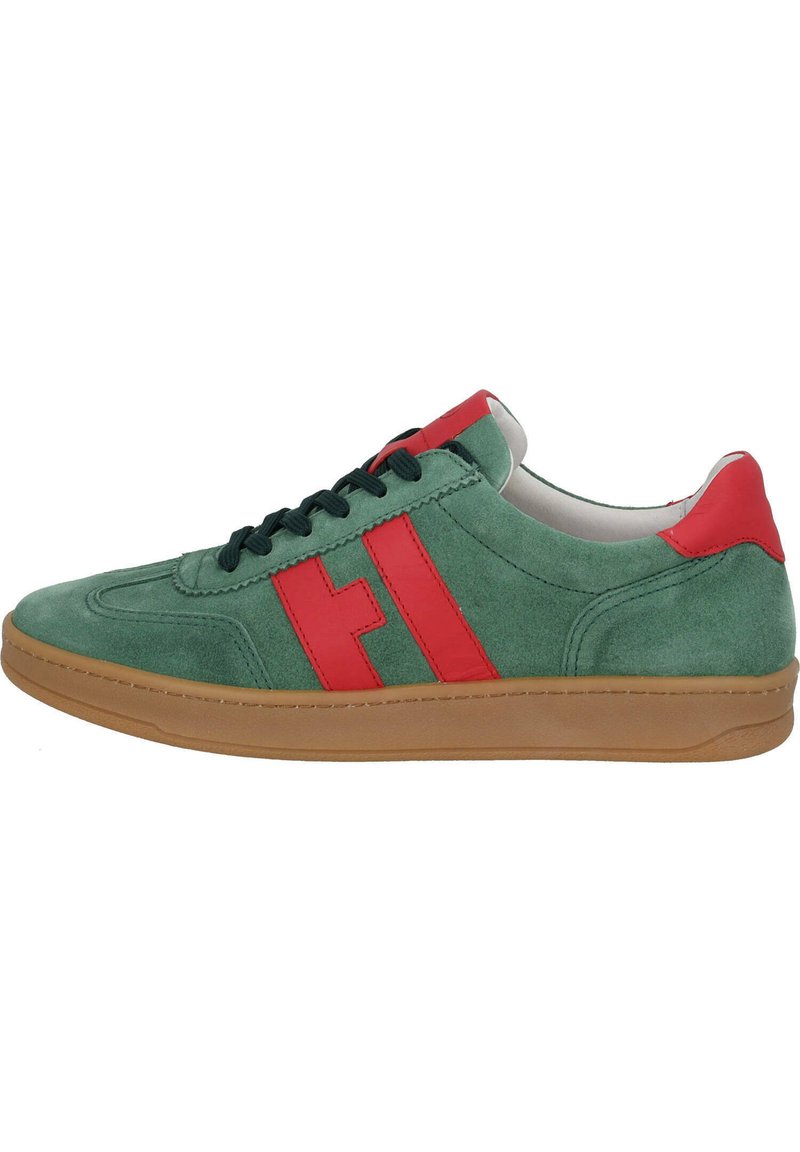 Gröna mocka sneakers med röda detaljer och svarta snören. Har en klassisk low-top design och en ljusbrun gummisula.