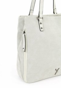 Biała torba typu tote z perforacją, dwoma uchwytami, kieszenią na zamek błyskawiczny oraz kontrastującym, ciemnym przeszyciem. Z przodu ozdobiona metalowymi elementami.