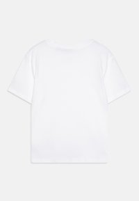 T-shirt blanc à manches courtes en coton, avec un col rond classique et une coupe décontractée, sans graphiques ni détails supplémentaires.