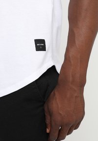 Only & Sons ONSMATT LONGY TEE 5 PACK - T-shirt básica - white/black