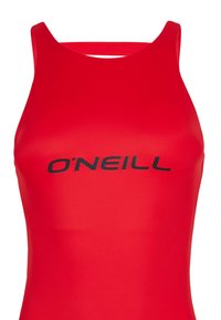 Rød badetøj med en glat tekstur og tætsiddende design, som har et sort "O'NEILL" logo over brystområdet.