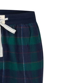 Geruite flanellen pyjamashorts met een marineblauwe tailleband, met groene en donkerblauwe kleuren, rode lijnen en een witte koordsluiting met zwarte accenten.