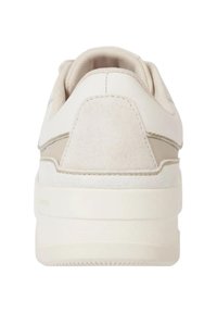Sneaker beige con accenti in suede e pelle, caratterizzata da una finitura liscia, forma tondeggiante e una suola spessa e strutturata.