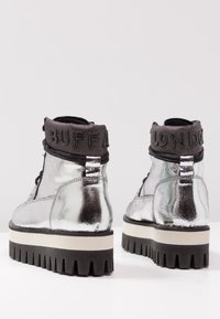 Buffalo London Botines con plataforma - silver-coloured
