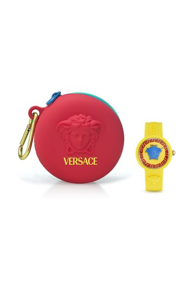 Rote Silikonhülle mit blauen Akzenten und goldenen Hardware, kombiniert mit einer gelben Uhr mit blauem Medusa-Ziffernblatt und griechischem Schlüssel-Muster.
