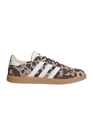 Sneaker Adidas basse con tomaia marrone e beige con stampa leopardata, tre strisce bianche, suola in gomma e tallone bianco con logo Adidas.