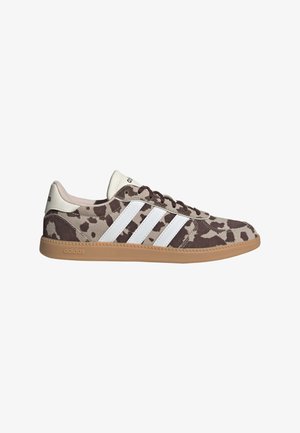 Sneaker Adidas basse con tomaia marrone e beige con stampa leopardata, tre strisce bianche, suola in gomma e tallone bianco con logo Adidas.