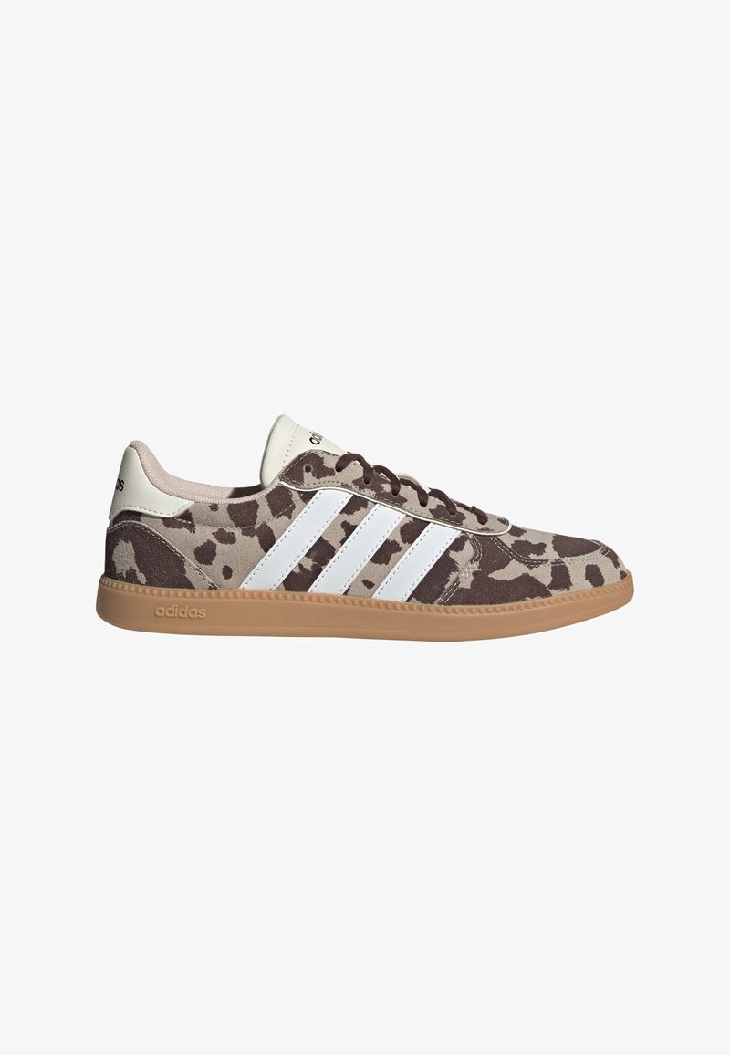 Matalat Adidas-tennarit, joissa on ruskean ja beigenvärinen leopardikuvio yläosassa, valkoiset kolme raitaa, kumipohja ja valkoinen kantakieleke, jossa Adidas-logo.