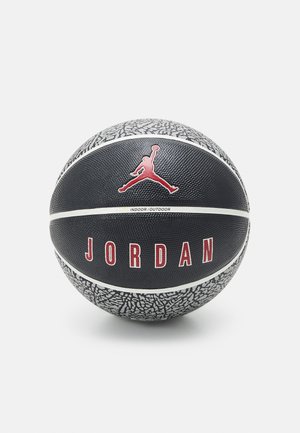 Balón de baloncesto negro con superficie texturizada, acentos en blanco y gris, que presenta un logo rojo de "JORDAN" y la icónica silueta de Jumpman.