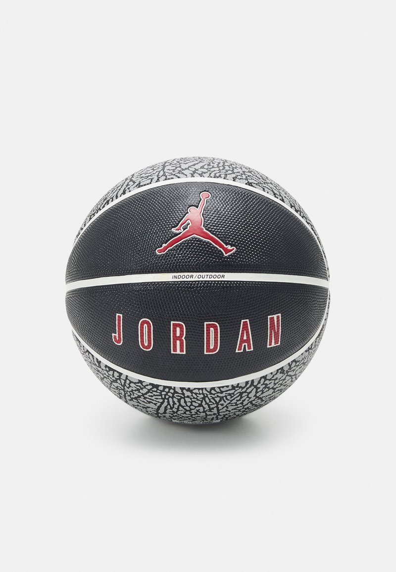 Svart basketball med teksturert overflate, hvite og grå detaljer, med en rød "JORDAN"-logo og ikonisk jumpman-silhuett.