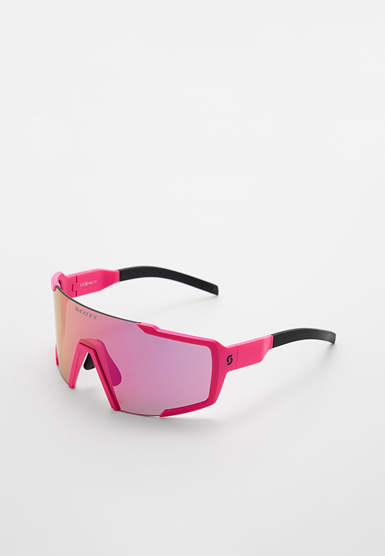 Gafas de sol deportivas con montura rosa y lentes espejados, con un diseño angular y detalles en negro en las patillas para un ajuste seguro.