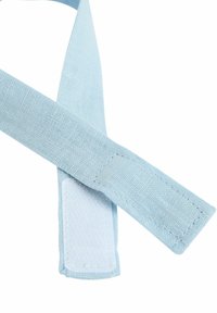 Curea din material albastru deschis cu suprafață texturată și un capăt alb întărit, prevăzută cu margini cusute și o prindere cu Velcro.