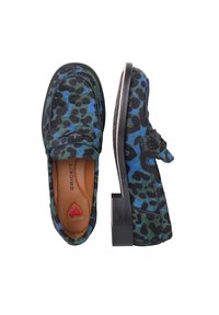 Zwarte instappers met blauw en groen luipaardprint, zachte textuur, platte zool en een kleine strikaccent. Binnenvoering van bruin materiaal.