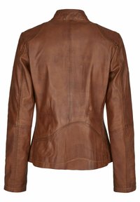 Braune Lederjacke mit körperbetontem Design, hohem Kragen und sichtbaren Nähten. Glatte Textur mit geschwungenen Nähten und minimalistischer Stil.