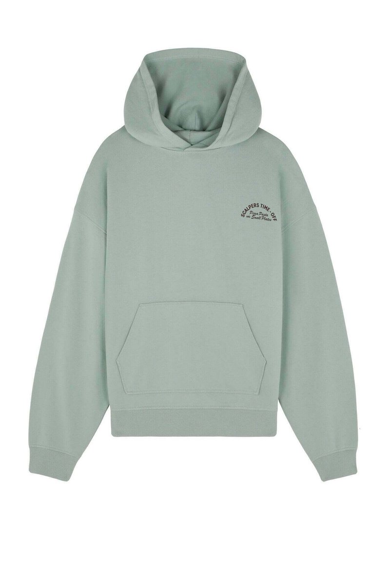 Haut à capuche vert clair en tissu doux, doté d'une poche frontale, de poignets côtelés et d'un logo brodé sur la poitrine.