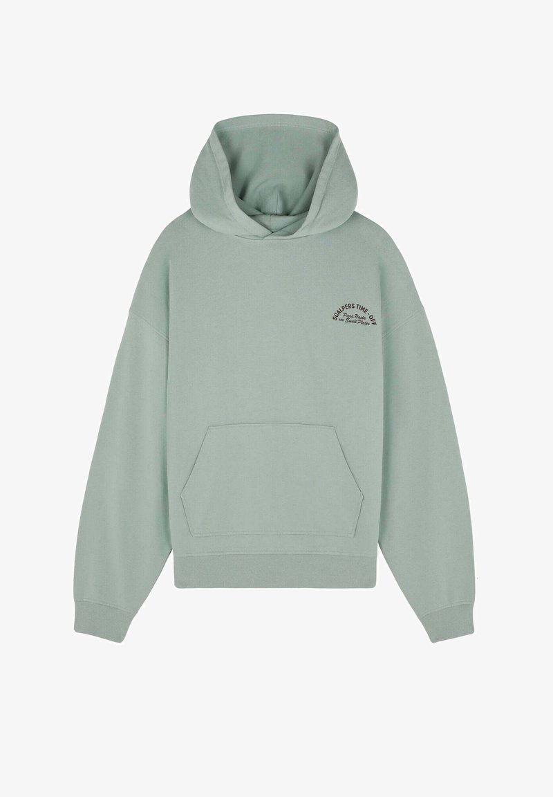 Haut à capuche vert clair en tissu doux, doté d'une poche frontale, de poignets côtelés et d'un logo brodé sur la poitrine.