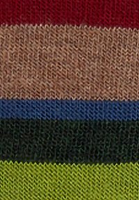 Tessuto a righe con linee rosse, beige, blu, verdi e verde scuro. Texture morbida con un motivo a maglia su tutta la superficie.