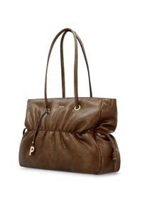 Bruine leren totebag met een geplooid ontwerp, twee schouderbanden en gouden hardware. Voorzien van een decoratieve letterhanger.