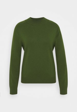 Grüner Strickpullover mit langen Ärmeln, hohem Rundhalsausschnitt sowie gerippten Bündchen und Saum, auf weißem Hintergrund dargestellt.
