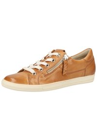 Brune lær sneakers med rund tå, hvite snører, sideglidelås detalj og teksturert såle. Har diskrete stikking accenter.