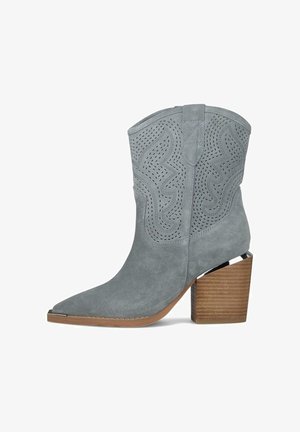 Cizme de cowboy din piele întoarsă gri până la jumătatea gambei, cu modele decorative perforate, vârf ascuțit, toc bloc maro și accent argintiu la călcâi.