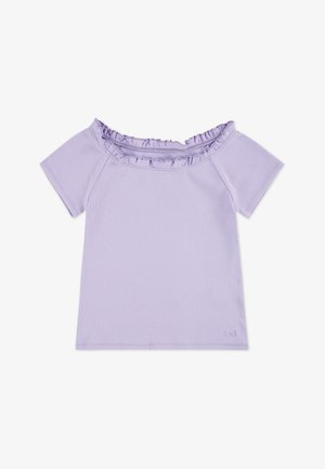 Lilla lühikese varrukaga pluus õlgade avatud volangiga. Sooniline tekstuur, lõdvestunud istuvus ja peen brändilogo ääres.