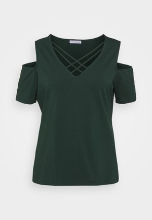 Donkergroene cold shoulder top met kruisbandjes over een V-halslijn en korte mouwen.