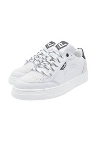 Baskets blanches avec une tige en cuir lisse, une boîte à orteils perforée, des accents gris contrastants et un logo noir sur la languette. Semelle blanche épaisse.