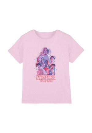 Rosa T-Shirt mit sechs Charakteren aus Stranger Things, von denen einer die Hand hebt, und dem Titel "Stranger Things" in rotem Text darunter.