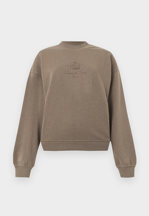 Sudadera marrón de manga larga con puños y dobladillo acanalados, con un pequeño escudo bordado y texto centrado en el pecho.