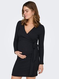 Robe portefeuille noire côtelée avec manches longues et ceinture à nouer, présentant un décolleté en V et une silhouette ajustée adaptée à la maternité.
