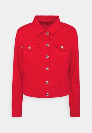 Veste en jean rouge vif avec boutons argentés, deux poches poitrine à rabat et manches longues sur un fond neutre.