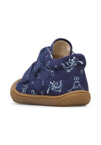 Scarpa in suede blu navy con stampa di drago azzurra, cinturino in velcro e suola in gomma beige. Design arrotondato con grip testurizzato sulla suola.