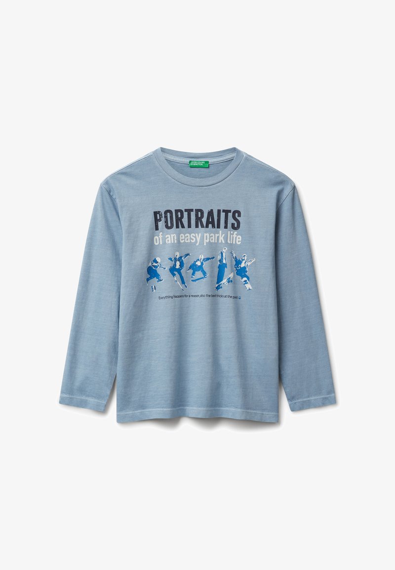 Hellblaues Langarmshirt mit dem Text "PORTRAITS eines einfachen Parklebens" und blauen Silhouetten von Skateboardern, die Tricks vorführen.