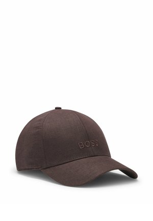 Cappellino da baseball in tessuto marrone con visiera curva e logo "BOSS" ricamato nella parte anteriore centrale, mostrato su sfondo bianco.