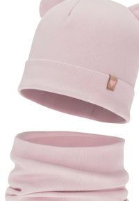 Cappello rosa a costine con orecchie e scaldacollo abbinato. Presenta un piccolo dettaglio a cuore sul risvolto del cappello. Tessuto morbido, design moderno.