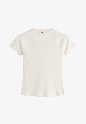 Top de punto acanalado crema de manga corta con cuello redondo y una pequeña etiqueta de tela con la palabra «self» en la parte trasera del cuello.