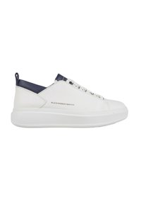Sneaker bianche in pelle con superficie testurizzata, dettagli blu navy, lacci piatti e suola in gomma bianca. Nome del marchio stampato sul lato.